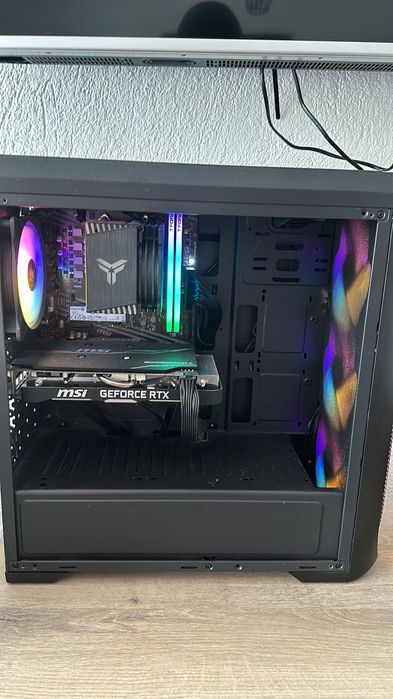 Продава се компютър с един монитор и периферия