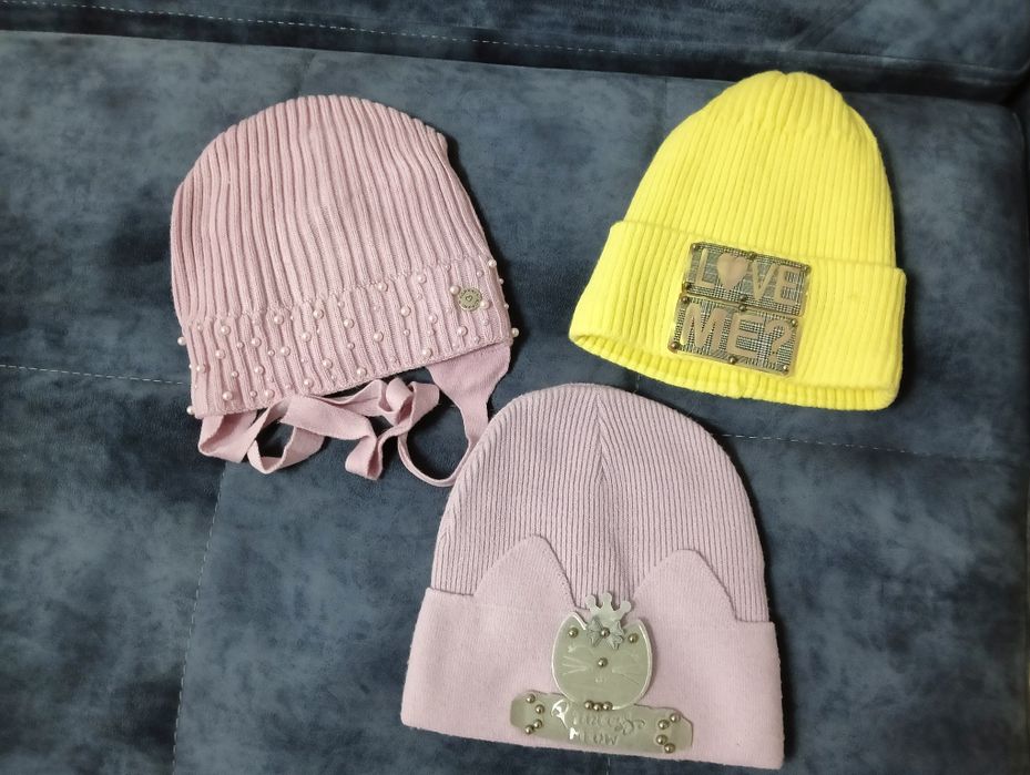 Продам шапки 2000 за все