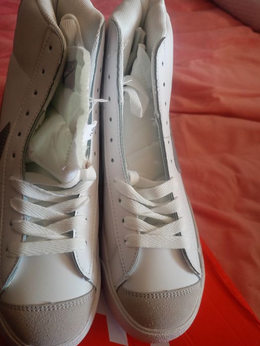 Продам новые кроссовки