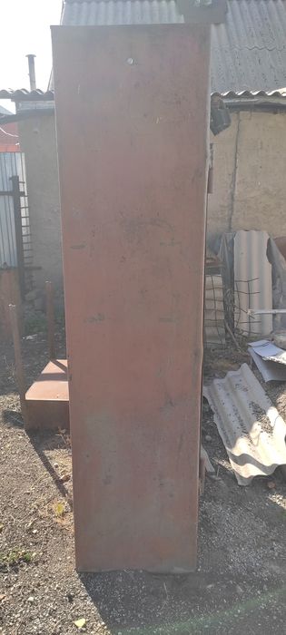 Металлический шкаф.