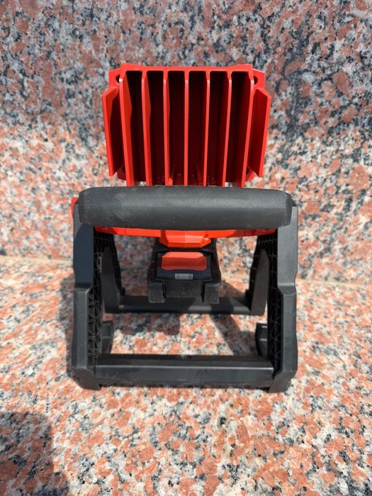 Hilti reflector de șantier pe acumulator