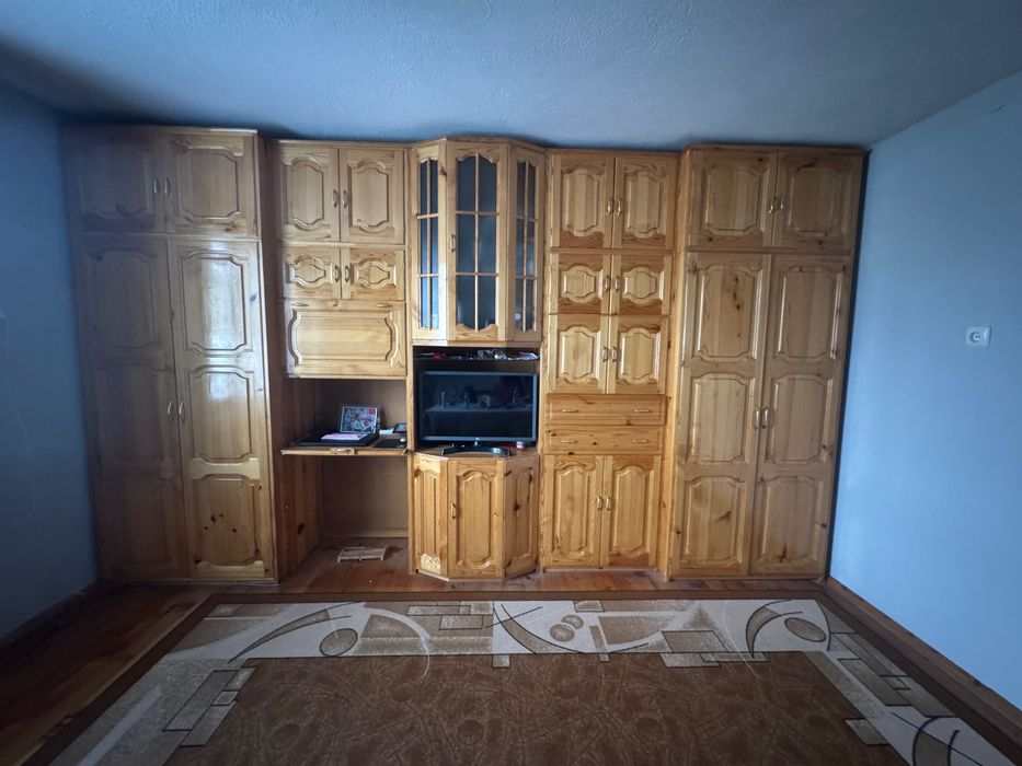 Масивна секция от дърво