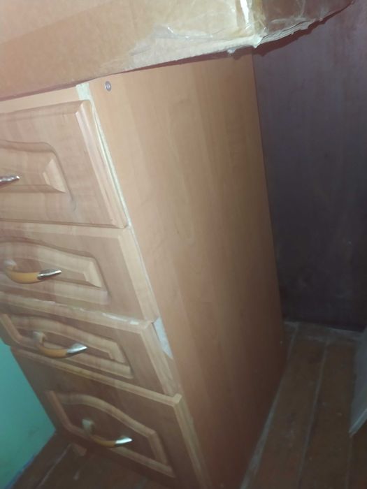 Тумбочка, гардина даром