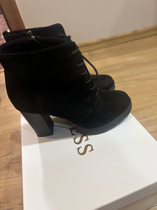 Черни велурени токчета