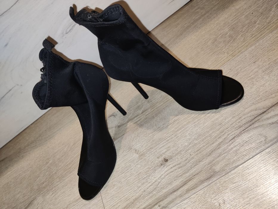 Cizmulițe decupate Zara