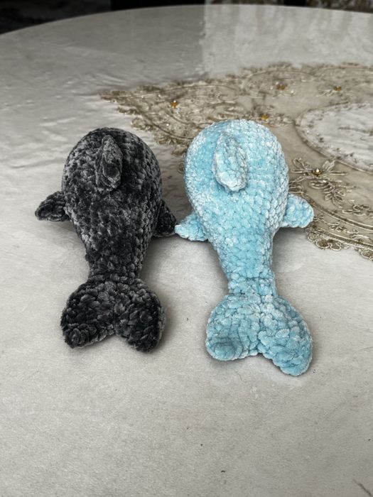 Вязанный подарочный дельфин