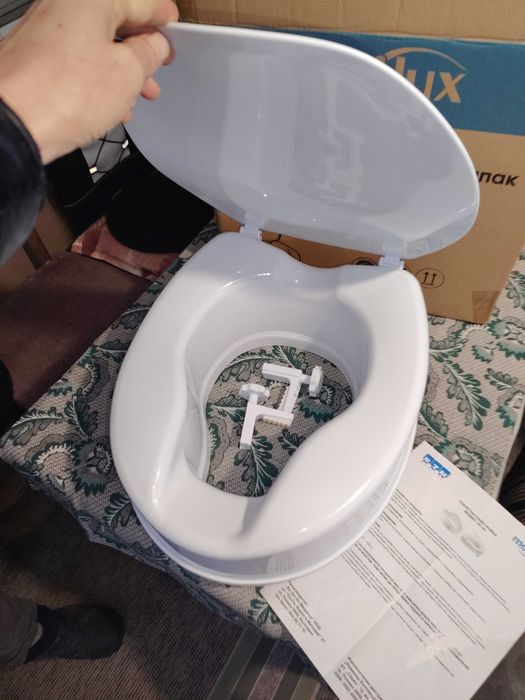 Тоалетна надстройка с капак