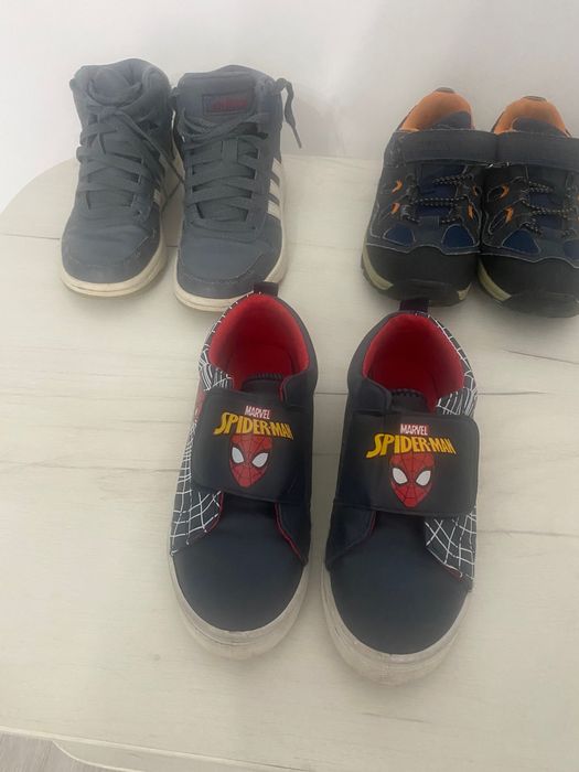 Adidasi baiat marimea 30