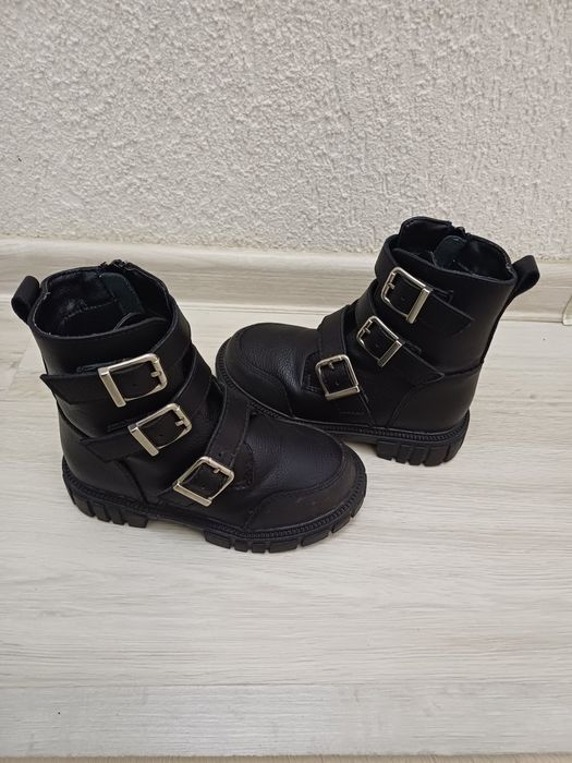 Ghetute si cizme zapada fetita