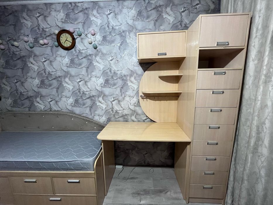 Продам кровати + стол и шкаф