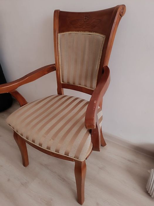 Стул с подлокотниками