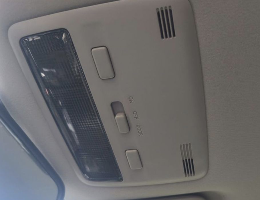 Lampa plafon toyota avensis 2007