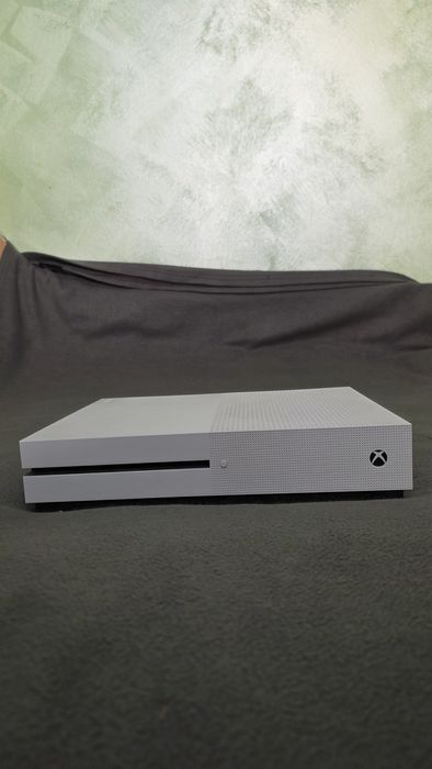 Xbox One S  + 2 Jocuri