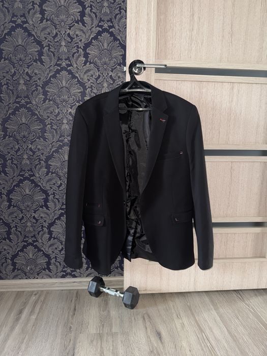Продам почти новый пиджак.Размер 56(МАЛОМЕРИТ)