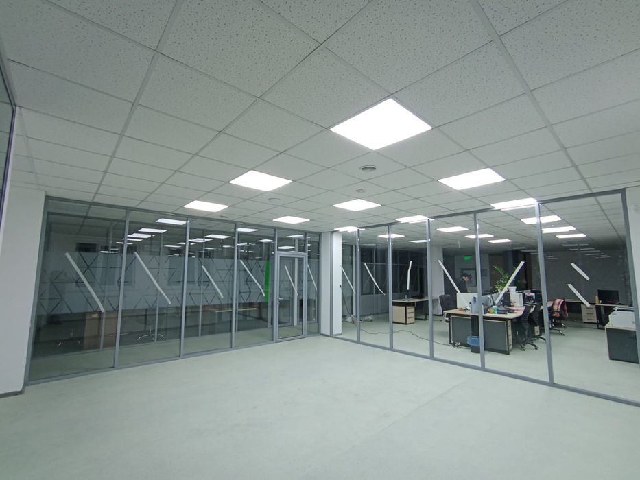 Профессиональный монтажник стекольщик