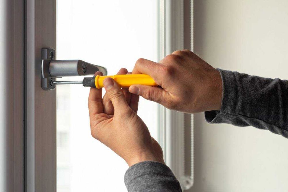 Мастер по регулировки окон и дверей