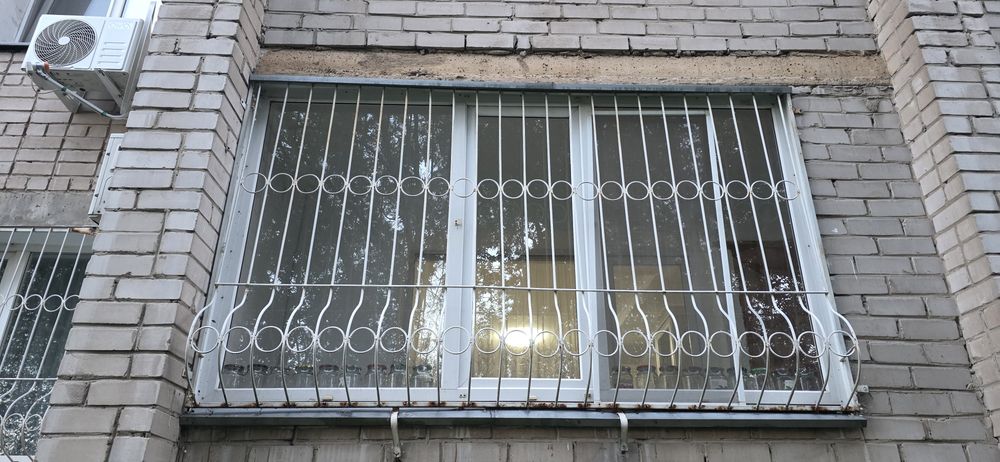Продам балконной окно с решеткой