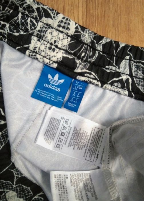Pantaloni scurți de damă Adidas mărimea 40 M