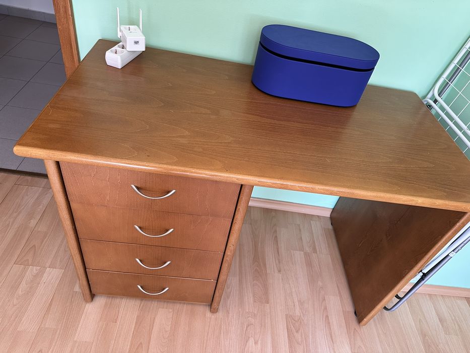 Бюро от масив с чекмеджета