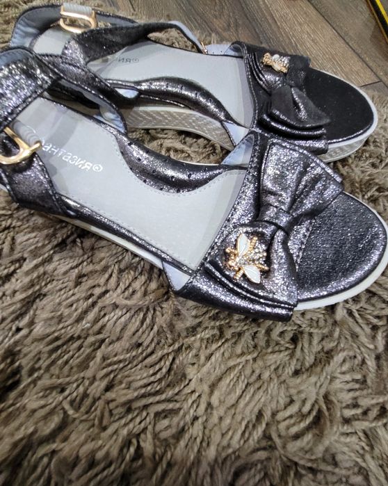 Сандали новые 35