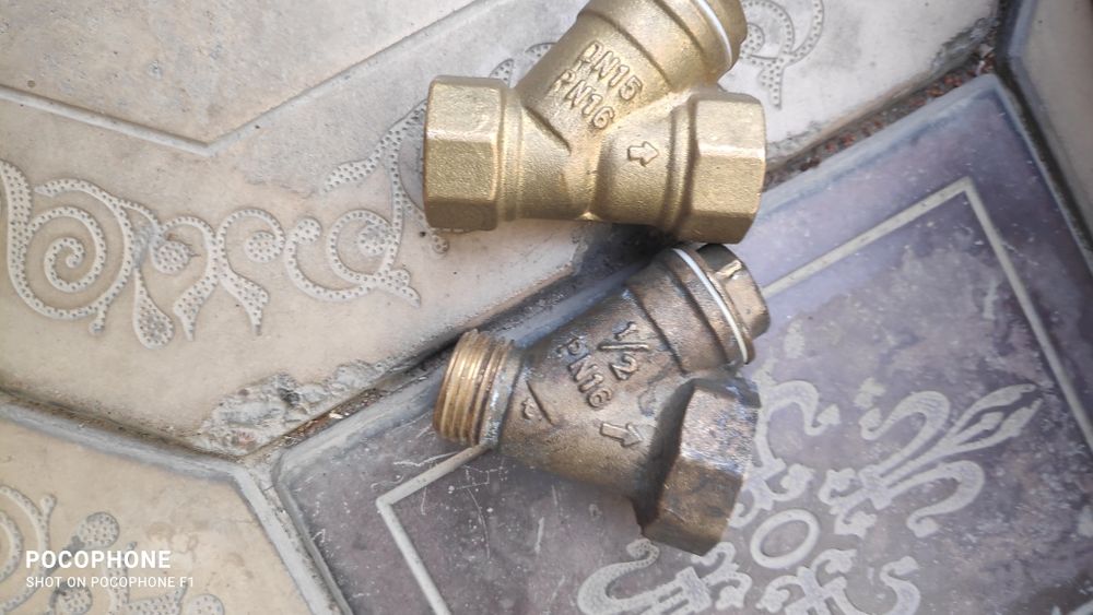 Сантехника: шланги в оплётке, хомуты,  крепление для стеклянной полки