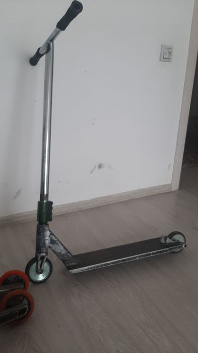 Срочно продам трюковой самокат и в подарок запчасти