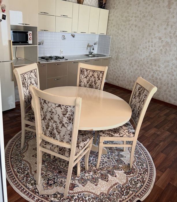 Стол со стульями в нормальном состояний