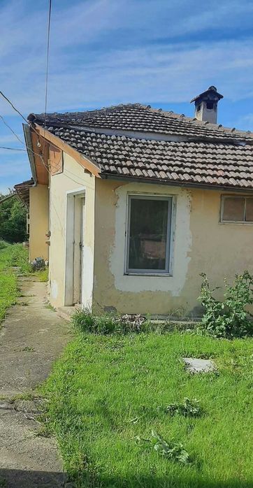 Къща с двор 1500 кв.м, кладенец и две постройки в гр. Бяла черква