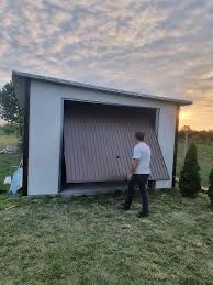 Vând garaj auto pe structură metalică învelit cu panouri sendviș