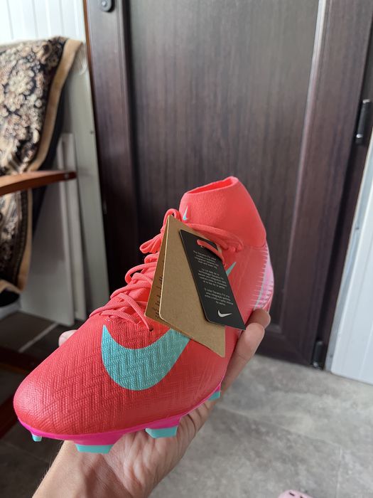 Adidasi Nike crampoane