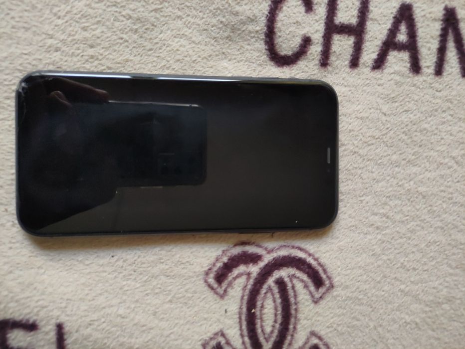 iphone 11  сатылады оригинал заряткасымен