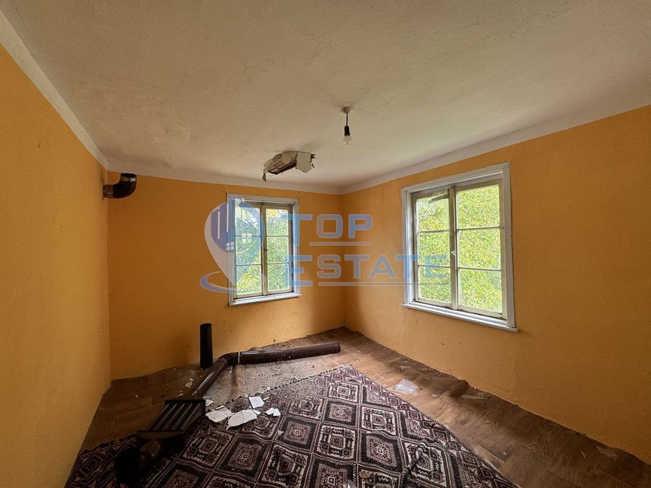 Двуетажна тухлена къща в с. Шарани, област Габрово.