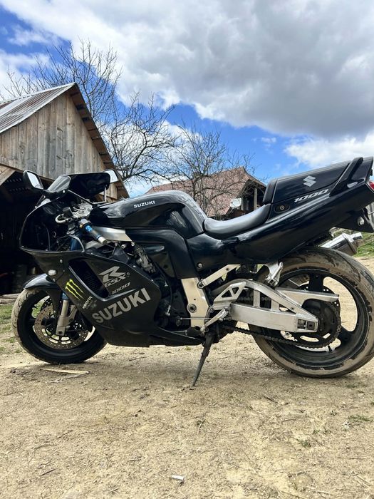 Suzuki gsxr 1000 vand sau schimb cu enduro sau cros motocicleta este impecabila este putin murdara findca eu stau la munte