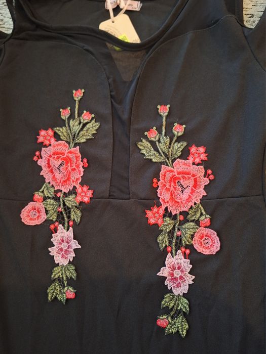 Рокля с бродерия