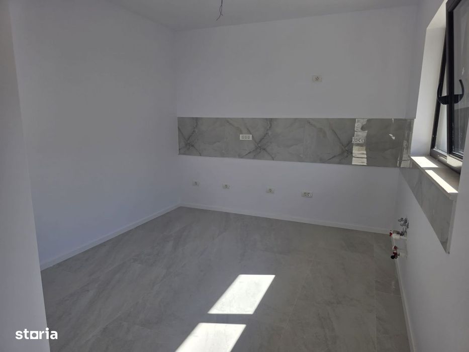 Casa individuala de tip P in suprafata de 90 mp. si teren 370 mp., Alb