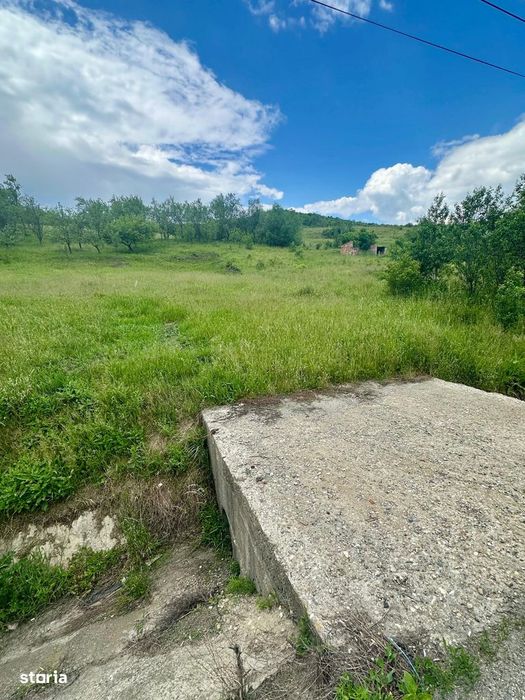 Teren intravilan 4.200 mp | Bunesti, jud. Cluj | Front 40 m la drum e