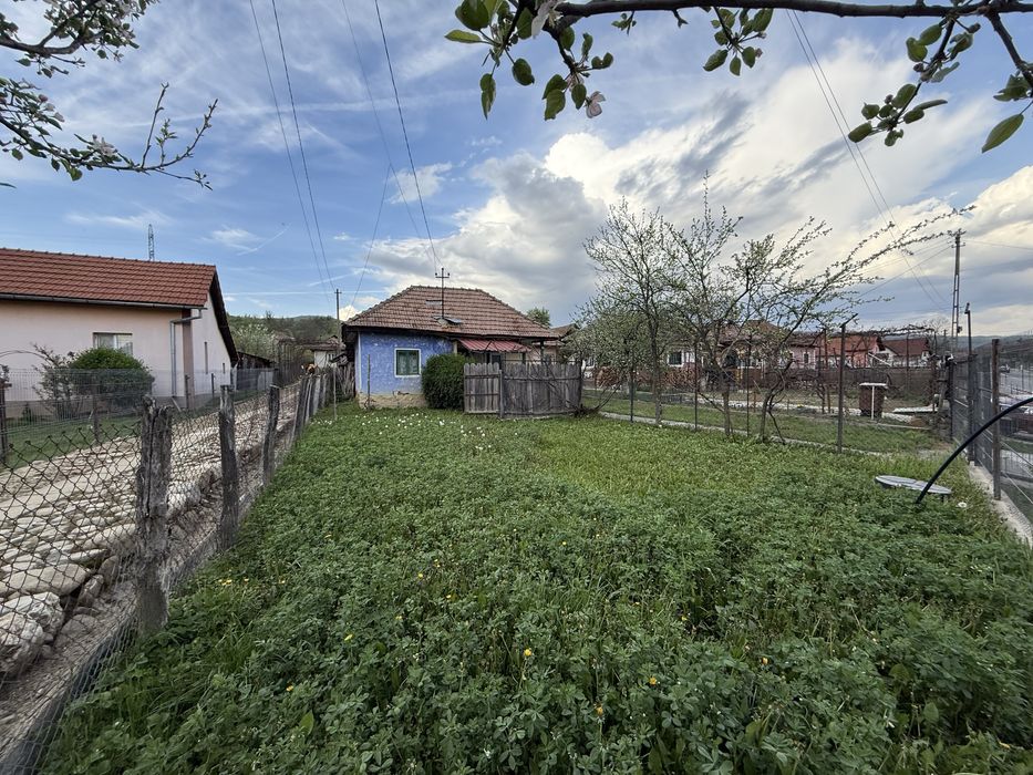 Casă bătrânească + teren