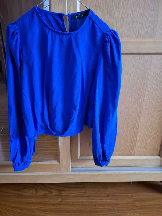 set esarfa rosie, fusta mini alb/negru si bluza albastra casual/ocazie