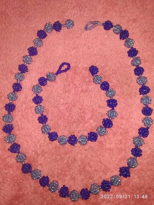 Продается вязанная кепка -берет (2 шт)и бижутерия