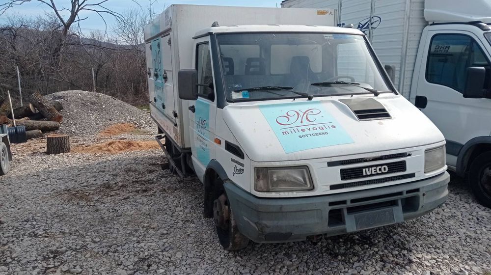 Работещ сладоледен хладилен фургон