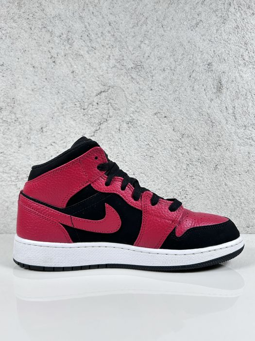 Air Jordan 1 Mid Reverse Bred