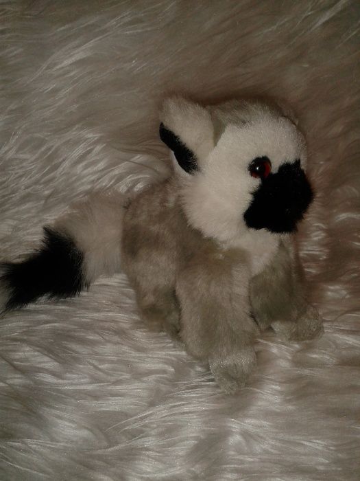 Малка сладка плюшена маймунка