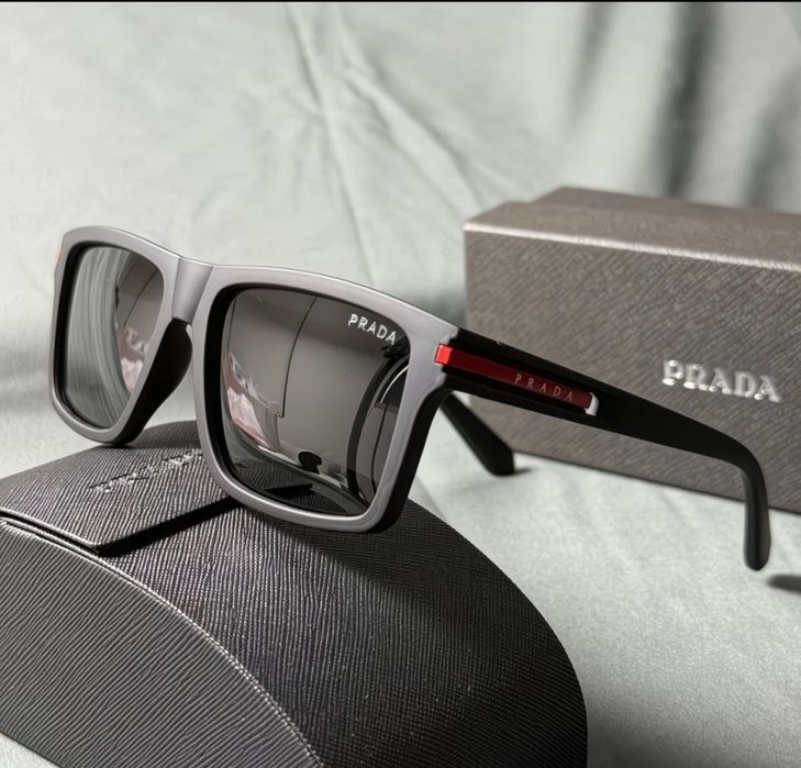 Очки Prada солнцезащитные