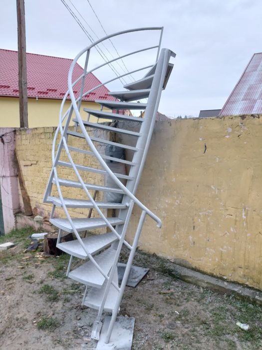 Vănd scară zincată facem și la comandă