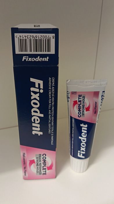 Cremă adezivă Fixodent