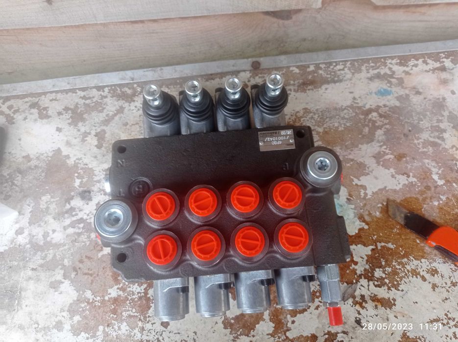 Хидравлични разпределители и помпи