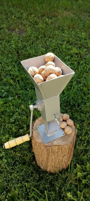 Mașina de spart nuci manuala/la bormasina