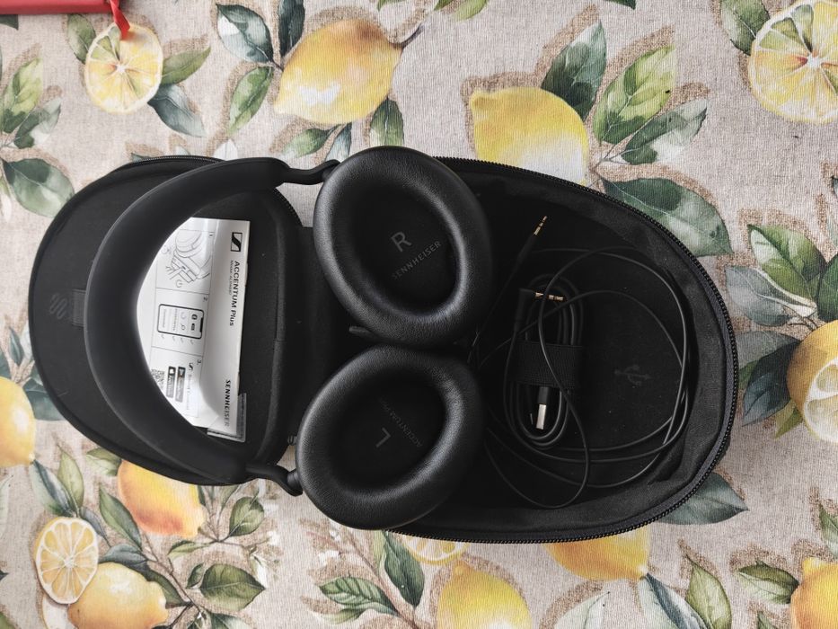 Senhheiser acentum plus отлично състояние