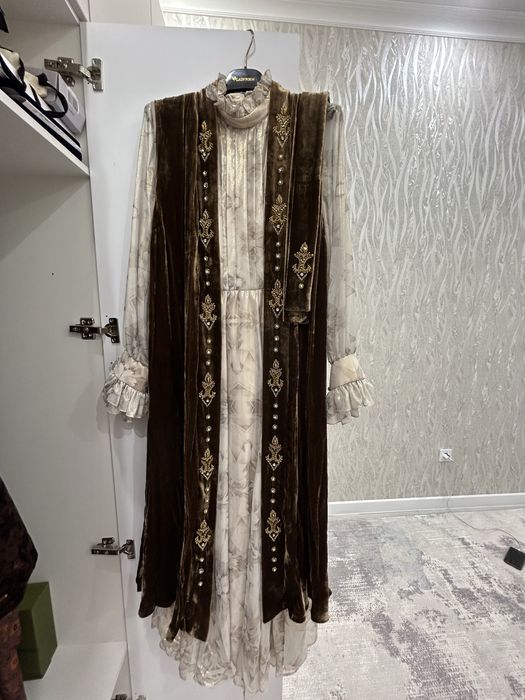 Қазақи нақыштағы шапан