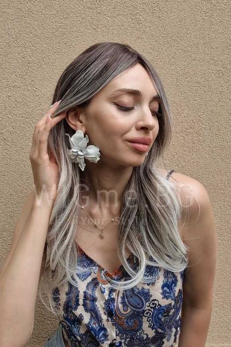 Дълга сребристо руса чуплива перука Силвър